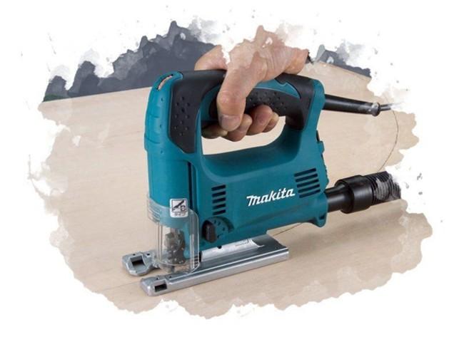 Электролобзик Makita в работе