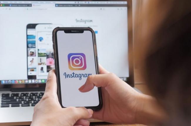 Instagram на ноутбуке и смартфоне