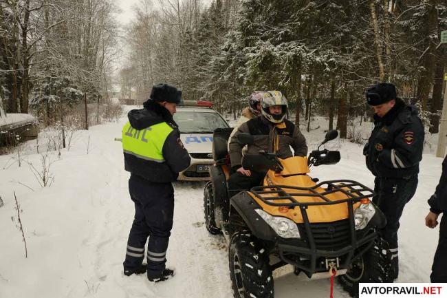 Инспектор, остановивший водителя квадроцикла